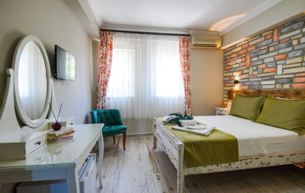 17-Standart Double Cadde Manzaralı Oda – Giriş Katı