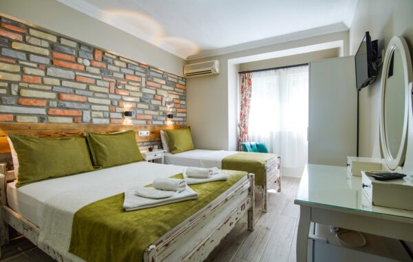 21-Standart Üç kişilik Tepe Manzaralı Oda